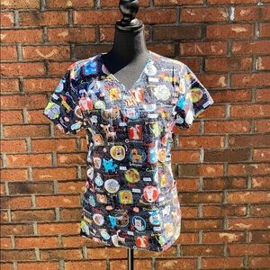 Scrub staranimal pattern scrub top